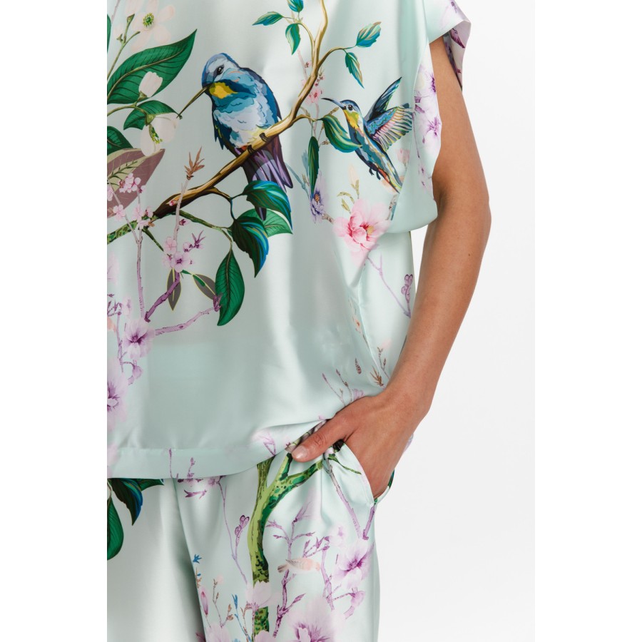 Pijama estampado azul y blanco con caída fluida